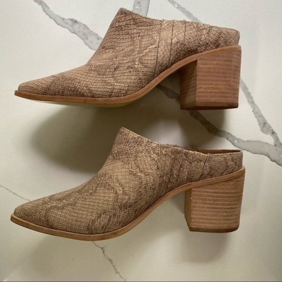 KAANAS Chianti Pointy Toe Snake Mule in Blush - Picture 4 of 8